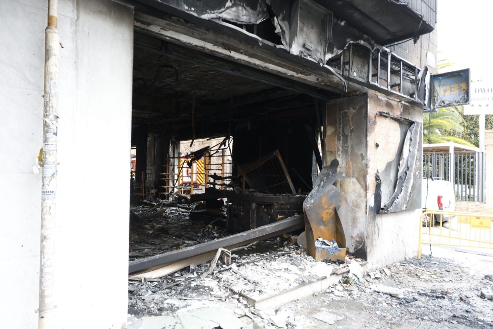FOTOS | El día después del incendio en la avenida del Puerto