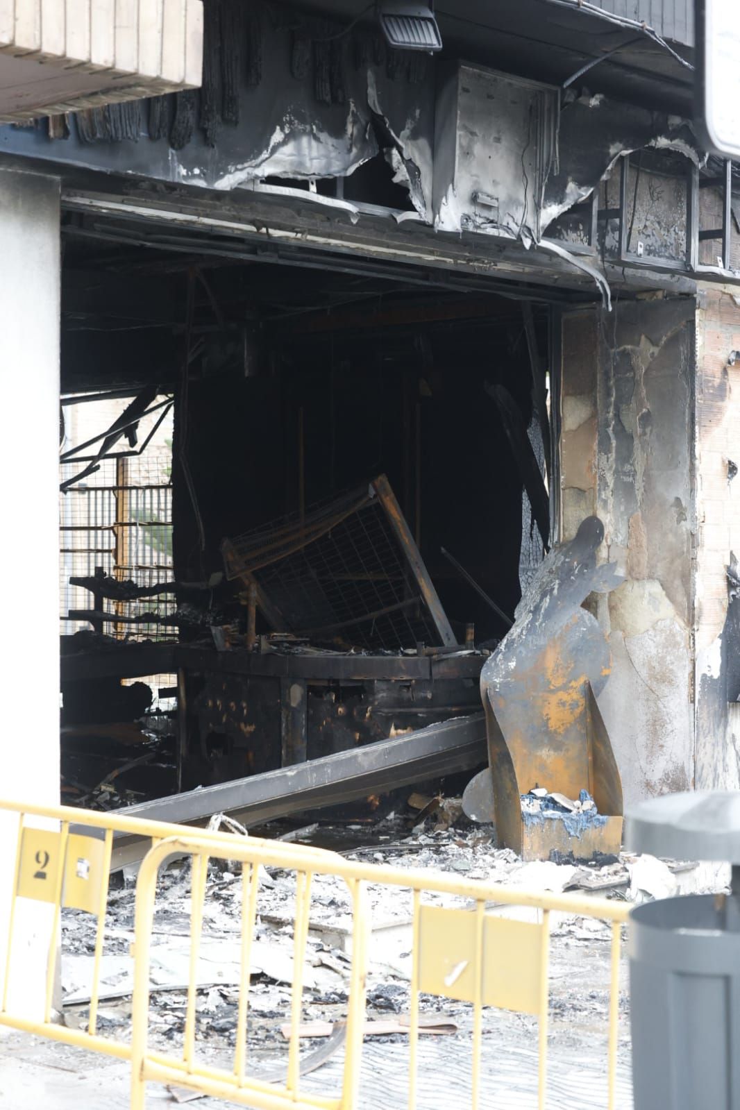 FOTOS | El día después del incendio en la avenida del Puerto