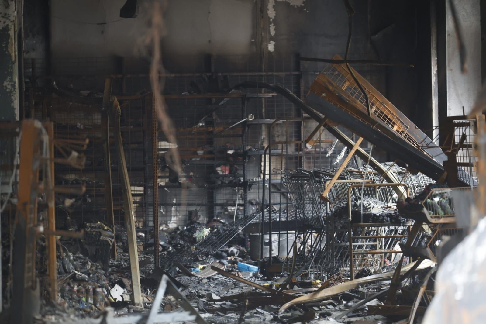 FOTOS | El día después del incendio en la avenida del Puerto