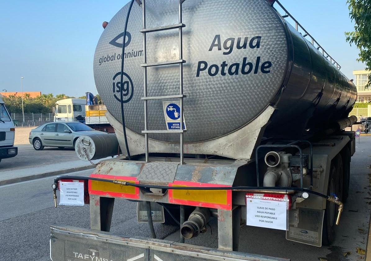 Camión de agua potable de reparto en Vilamarxant.