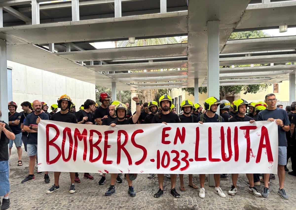 Imagen secundaria 1 - Algunos de los carteles que los bomberos han traído a la protesta por la falta de personal y medios que sufren desde hace años.