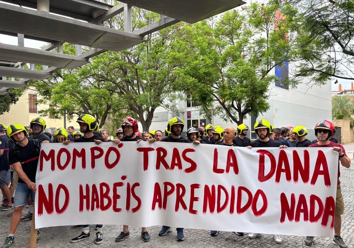 Los bomberos del consorcio prostando con pancartas en la comisión de la dana.