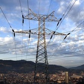 Una torre de transporte de energía perteneciente a red eléctrica
