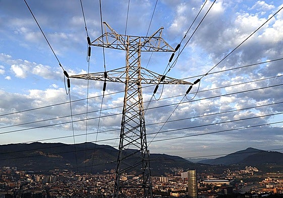 Una torre de transporte de energía perteneciente a red eléctrica