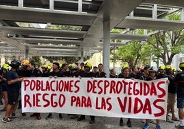 Los bomberos del consorcio prostando con pancartas en la comisión de la dana.