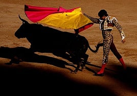 El diestro Roca Rey en una faena de la Feria del Toro de San Fermón en 2024.