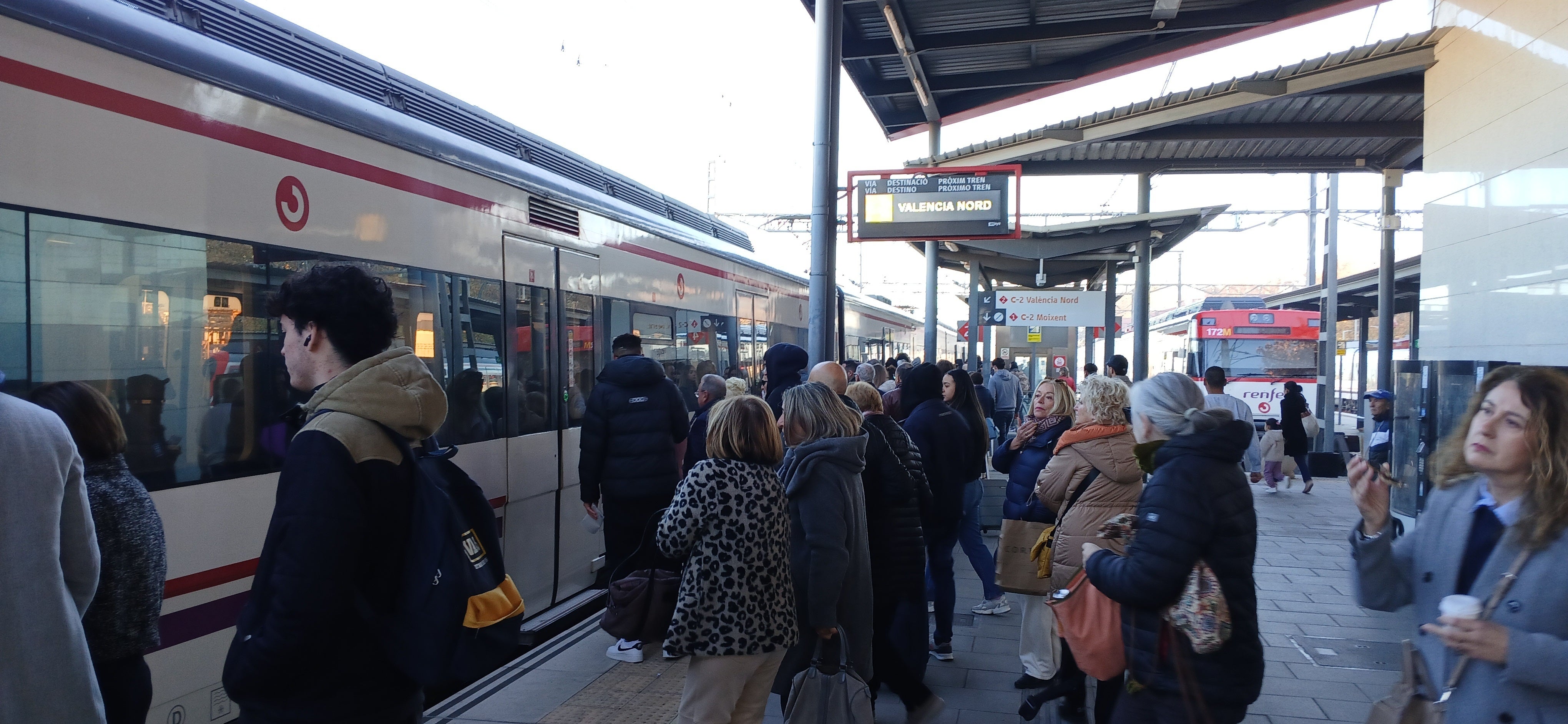 Viajeros esperando en la estación de tren de Xàtiva.