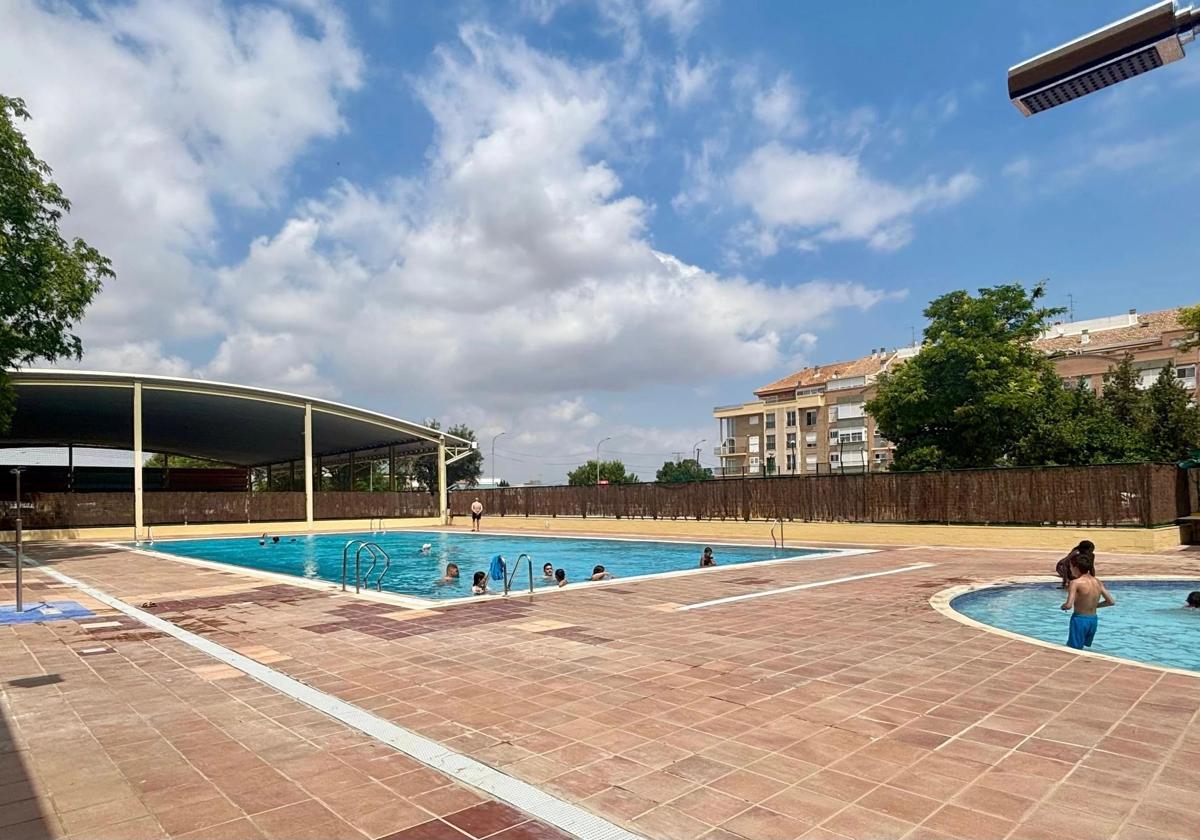 Bañistas en la piscina de Castellar tras su reapertura.