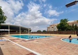 Bañistas en la piscina de Castellar tras su reapertura.