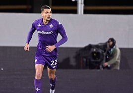 Matías Moreno disputando un partido con la Fiorentina.
