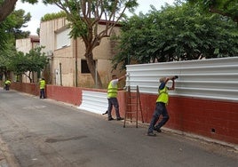 Instalación de paneles de chapa para vallar el colegio Orba de Alfafar.