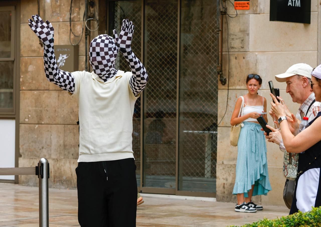 El Rey Enigma, el Banksy español del ajedrez, conquista la plaza de la Reina: 20 simultáneas, con 18 triunfos