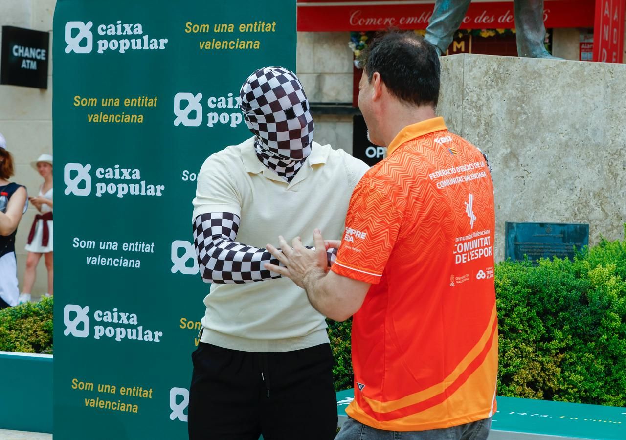 El Rey Enigma, el Banksy español del ajedrez, conquista la plaza de la Reina: 20 simultáneas, con 18 triunfos