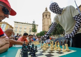 El Rey Enigma, el Banksy español del ajedrez, conquista la plaza de la Reina: 20 simultáneas, con 18 triunfos