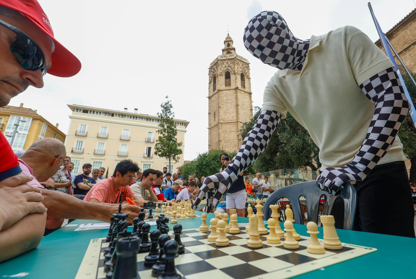 El Rey Enigma, el Banksy español del ajedrez, conquista la plaza de la Reina: 20 simultáneas, con 18 triunfos