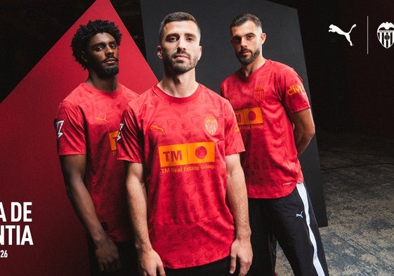 Gayà, Correía y Luis Rioja posan con la segunda equipación del Valencia.