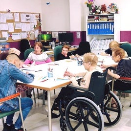 Mayores en un centro de día realizando actividades.