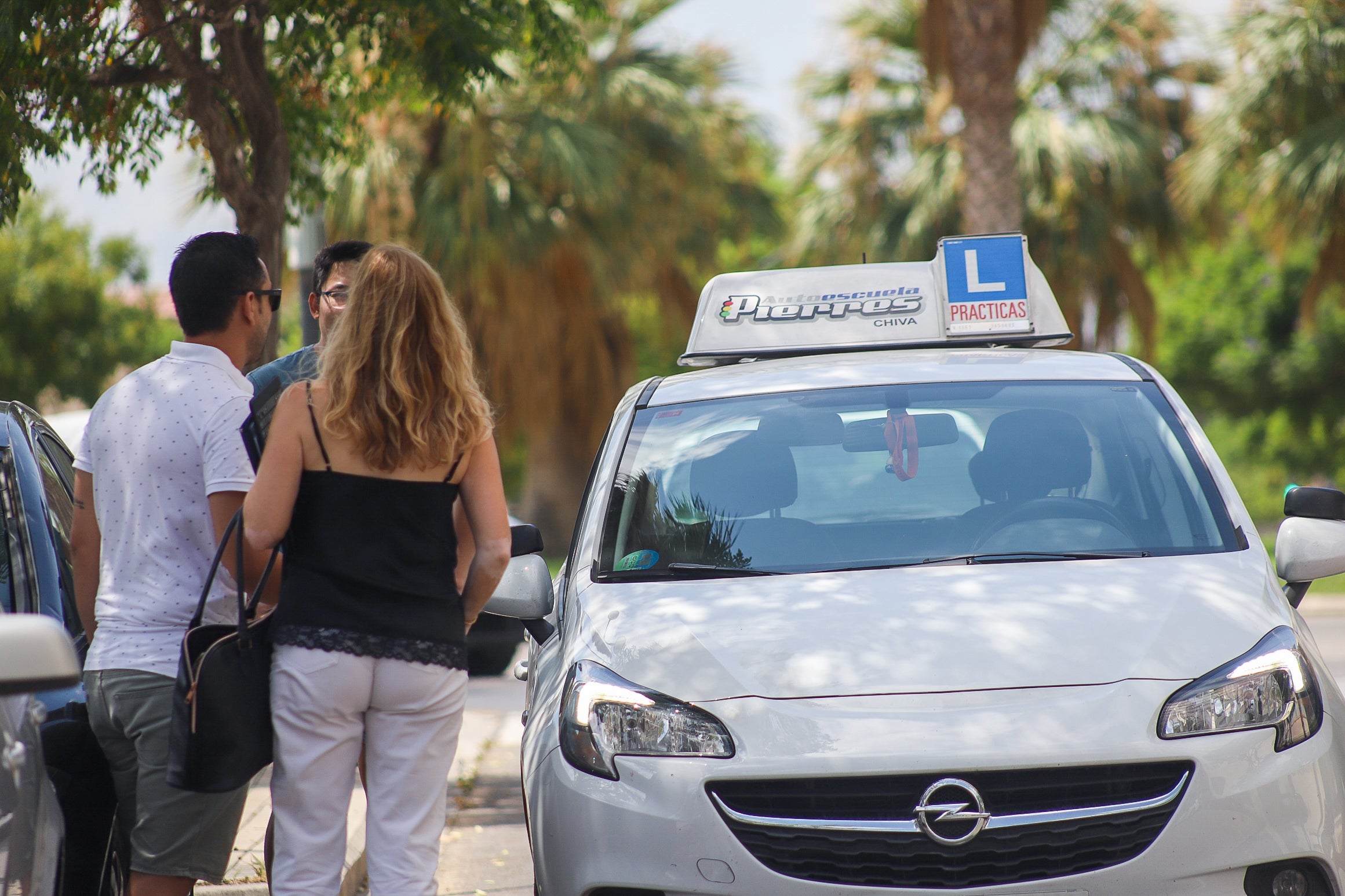 Trampas en el carné de conducir: 50 detenidos en Valencia por usar dispositivos electrónicos para copiar