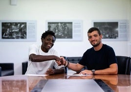Zipporah Agama firmando su contrato con el Levante Femenino.