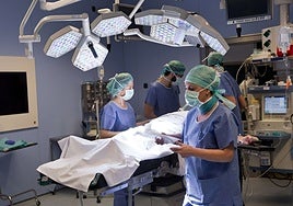 Sanitarios en un quirófano.
