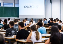 Alumnos de la selectividad de julio, durante la primera prueba.