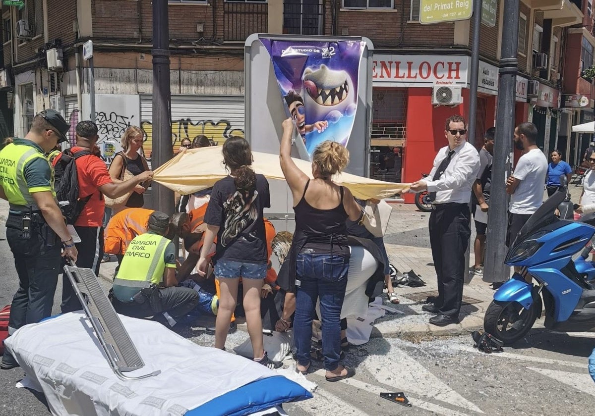 Atienden al motorista herido en el accidente en el cruce de la avenida Primado Reig con Emilio Baró.