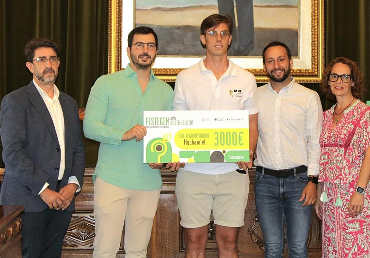 El ayuntamiento de Castelló y Ecovidrio premian a la colla Muchamiel por fomentar el reciclaje de vidrio