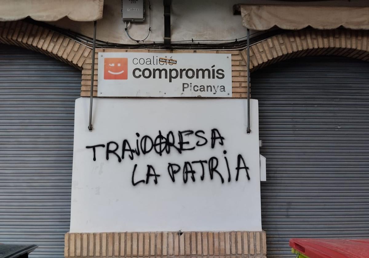 Pintadas en la sede de Compromís en Picanya