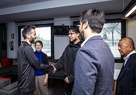 Kiat Lim saluda a Corberán en presencia de Layhoon y Solís, la última vez que pisó la ciudad deportiva.