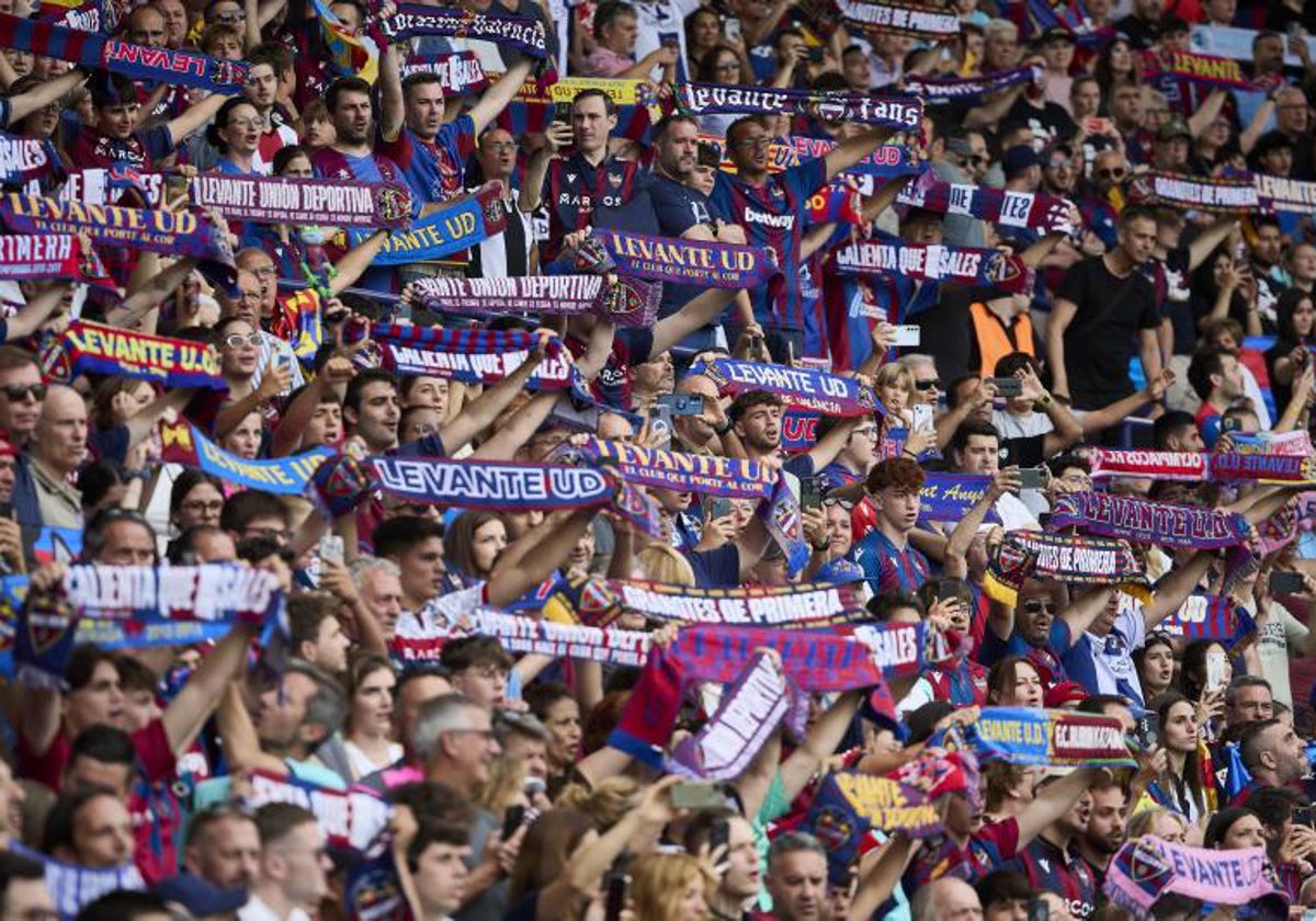 Los aficionados del Levante en el último partido del Ciutat de Valencia la temporada pasada.