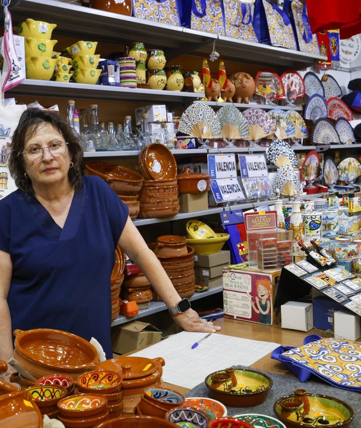 Imagen secundaria 2 - Tienda de minerales y tarot de la calle del Mar; comida para llevar en el Mercado Central e Isabel Ferriols, en su parada del Mercado Central con cazuelas y souvenirs.
