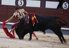 El diestro Ginés Martín durante una faena en la Feria de San Isidro.