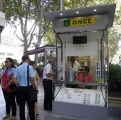 Un vendedor de la ONCE en una imagen de archivo.
