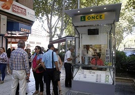 Un vendedor de la ONCE en una imagen de archivo.