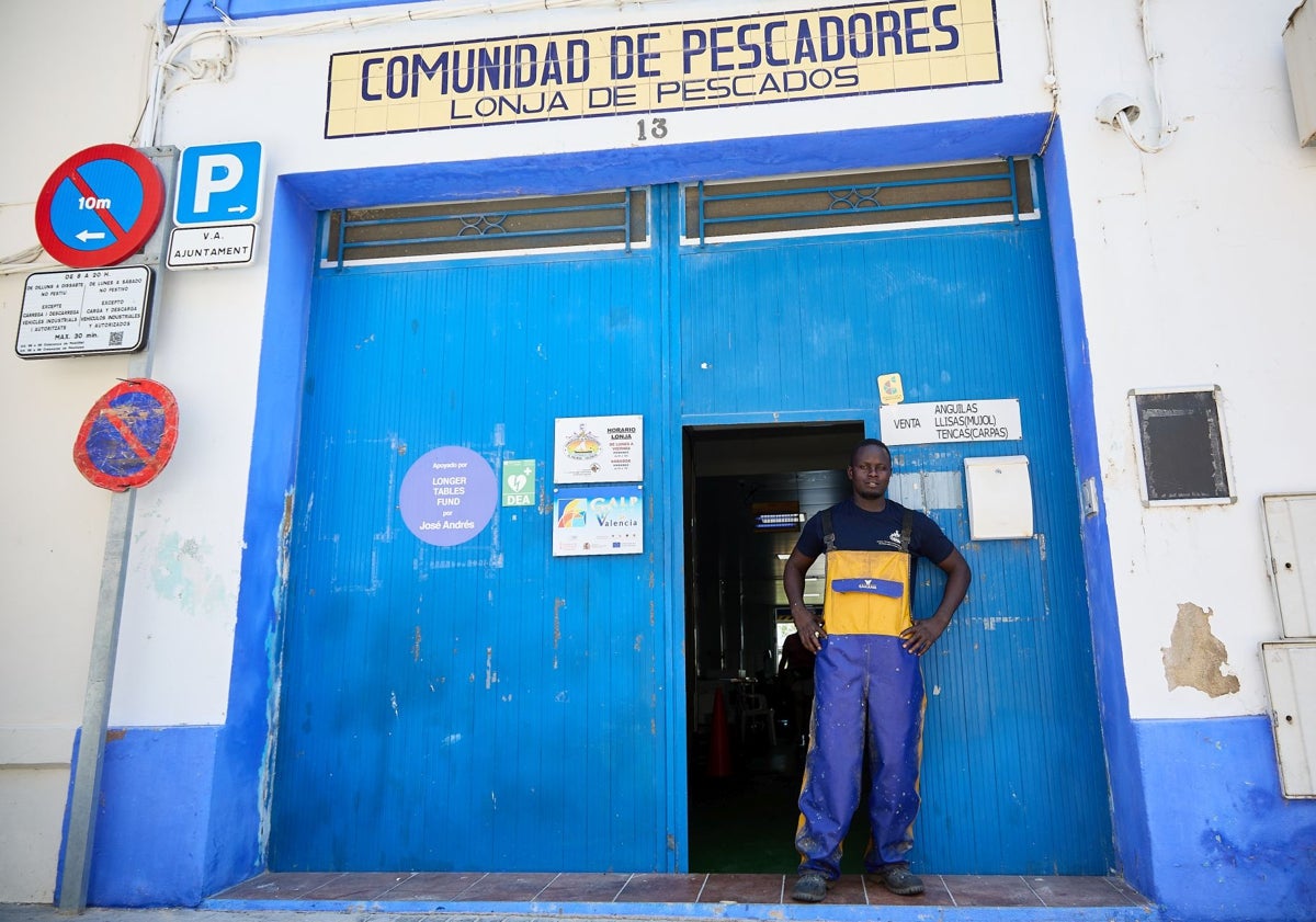 Imagen principal - Mustapha Jobe, Carola Felip y Balta Navarro, en la cofradía de pescadores de El Palmar.