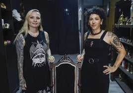 Sefi, a la izquierda, junto a su compañera Marroto, en el estudio Nigromancia Tattoo.