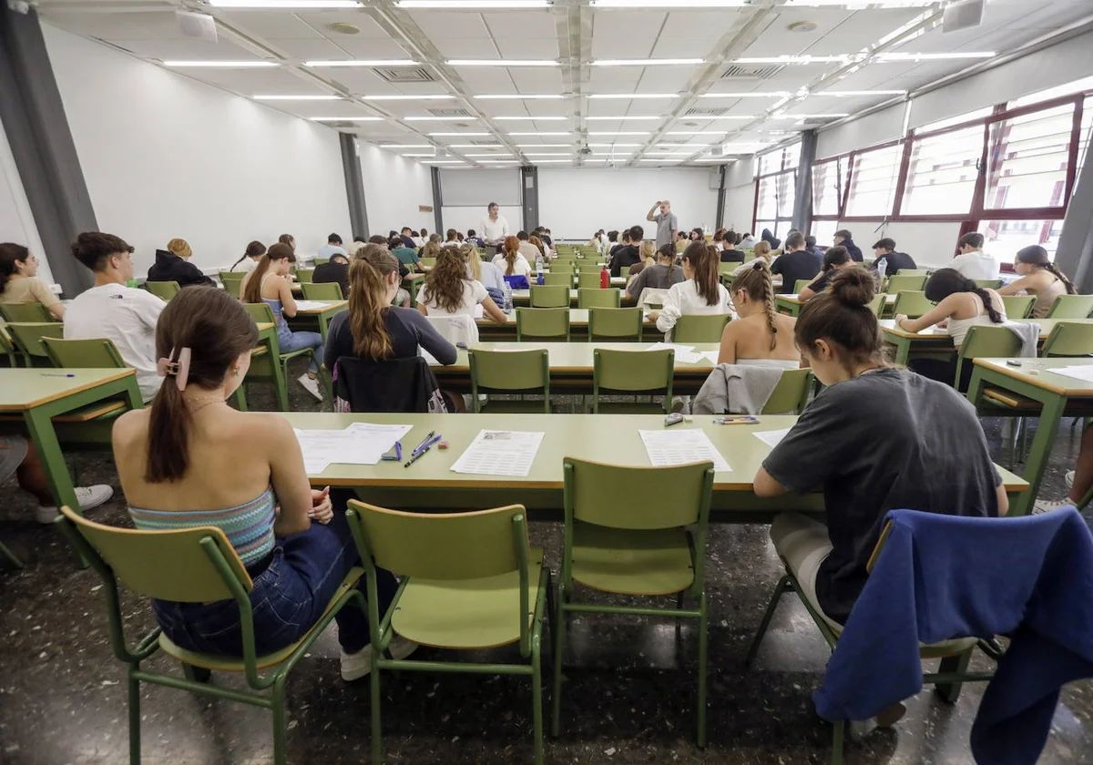 Alumnos preparados para comenzar uno de los exámenes de selectividad