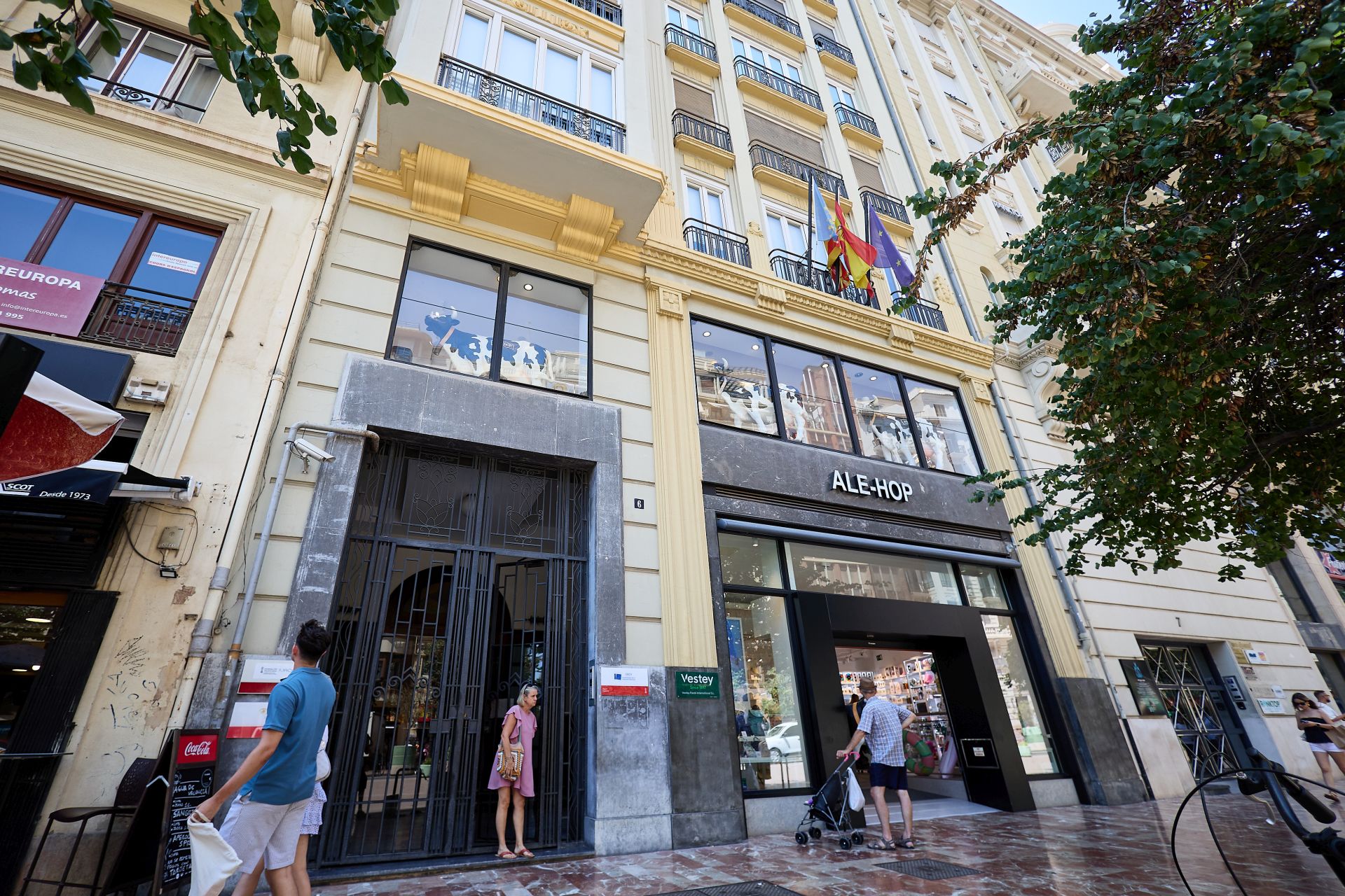 La Generalitat también tiene arrendado un local en la Plaza del Ayuntamiento a una tienda de regalos.