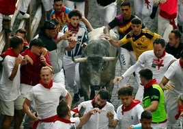 Cinco heridos, ninguno por cornada, en el sexto encierro de San Fermín 2025