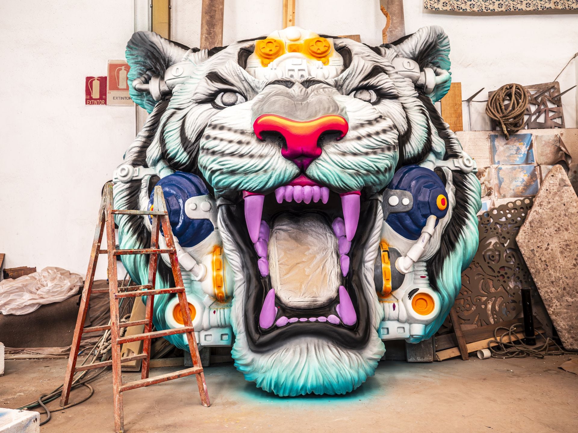 FOTOS | El negocio de los artistas falleros que no arde