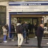 Jugadores en una administración para comprar La Bonoloto.