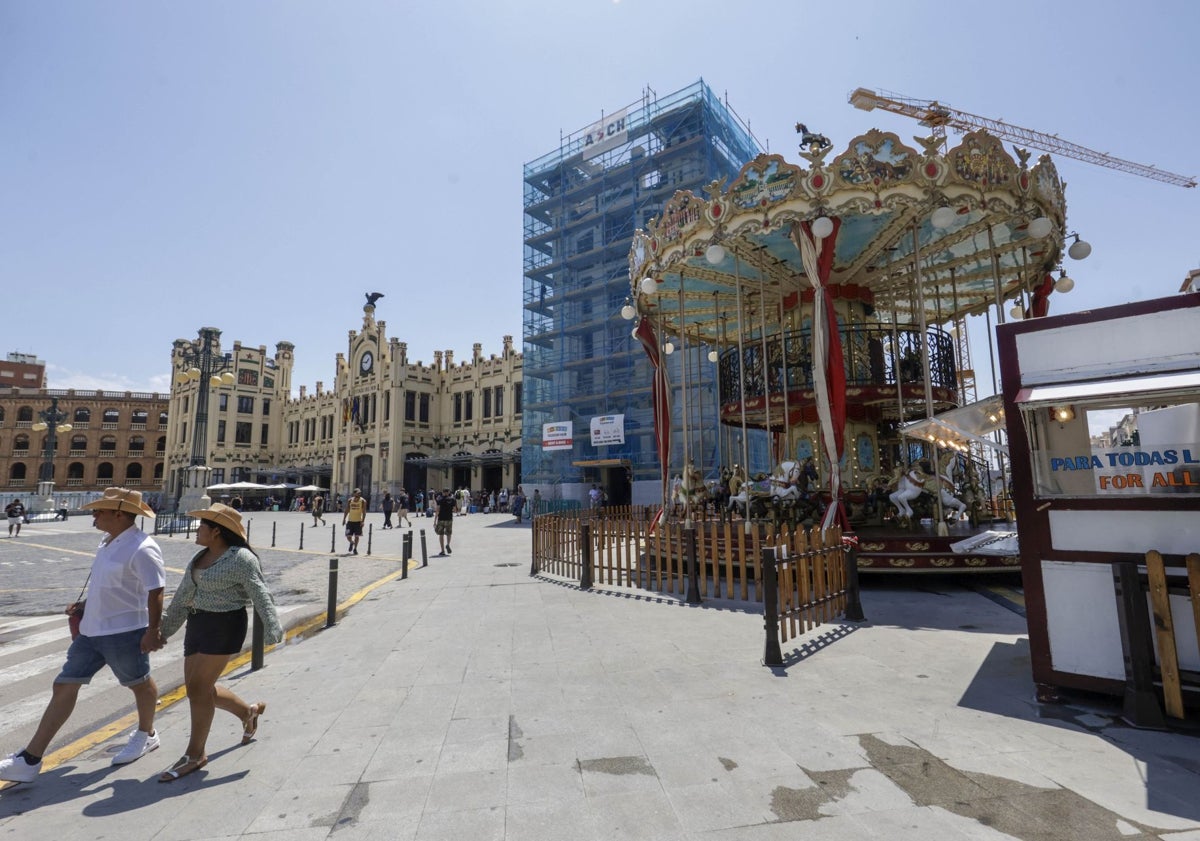 Imagen principal - Carrusel y aparcamiento para vehículo turístico.