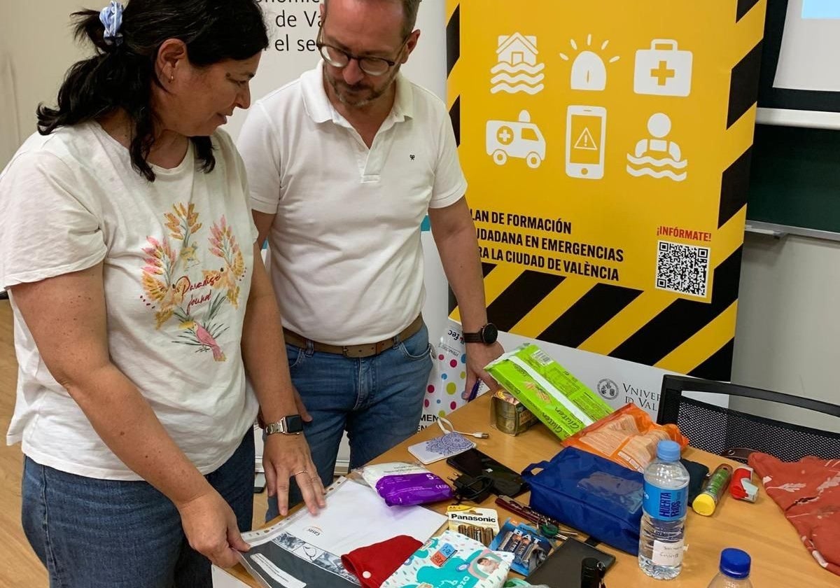 Formación sobre el kit de emergencias.