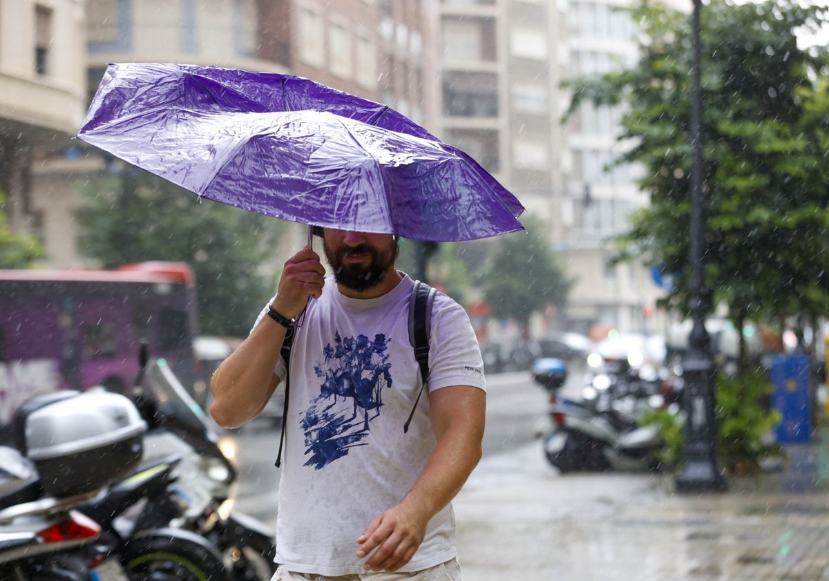 Imagen principal - La fuerte lluvia en la ciudad de Valencia. El lugar del suceso en la zona de la Marina Real. El viejo cauce del río, prácticamente vacío.