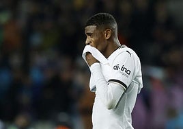 Mosquera lamentándose durante un partido con el Valencia.