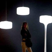 Una persona pasea entre lámparas expuestas en la Feria Internacional del Mueble de Valencia en una imagen de archivo