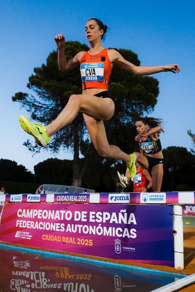 Nara Elipe compitiendo en los 3.000 metros obstáculos.