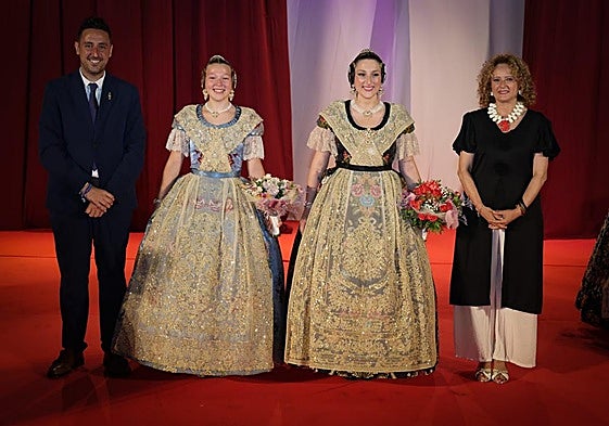 Las dos nuevas falleras mayores, con el concejal de Fiestas y la alcaldesa Amparo Folgado.
