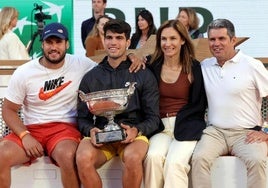 El hermano mayor de Alcaraz, Álvaro, y sus padres.