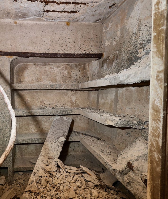 Imagen secundaria 2 - Escalera de acceso al refugio y estantes para guardar víveres.